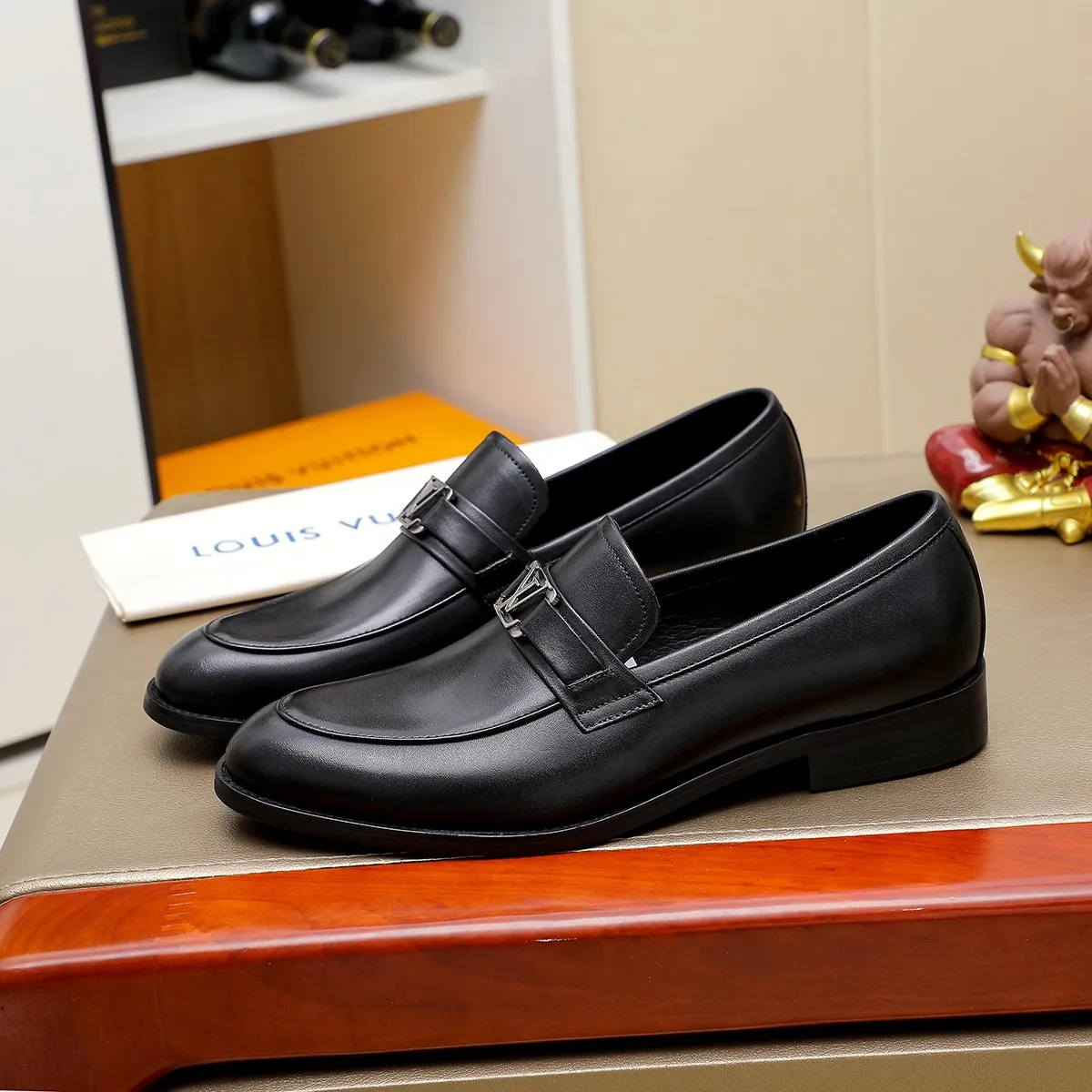 Men's Men's Shoes 💰420 💰[Louis Vuitton] LV high-end business formal leather shoes! ! Luxurious and elegant style, equal emphasis on practicality and style, professional focus on details and quality, counter original 1⃣️: 1⃣️ super accurate reproduction👍🏻! Material: The upper is made of imported original soft 🐂cowhide ➕imported first-layer sheepskin lining. Original anti-slip and wear-resistant outsole! Code number: 39--45, (38.46 custom-made) Large quantities in stock!